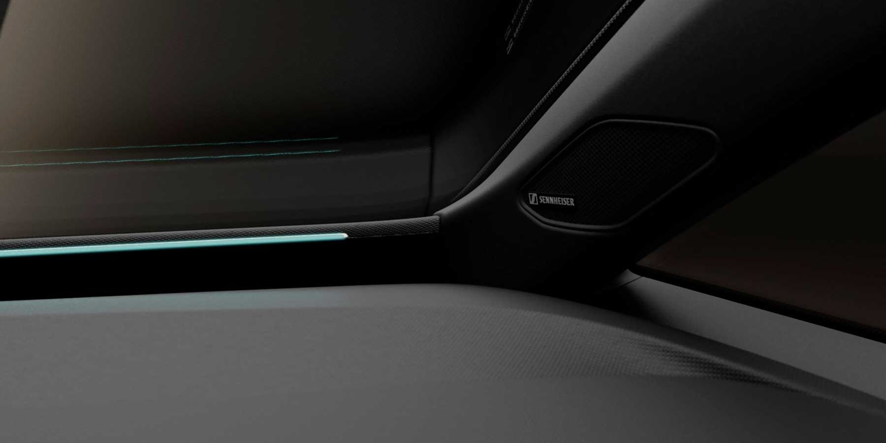 Minimalistični notranji detajl avtomobila CUPRA Born prikazuje vogal armaturne plošče in A-stebriček z integriranim zvočnikom znamke Sennheiser. 