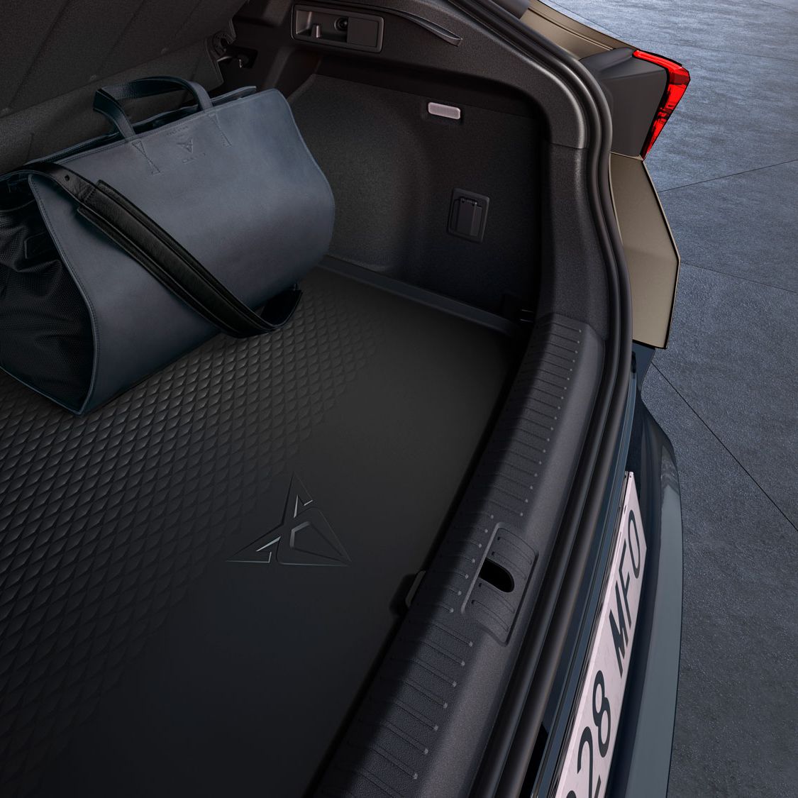 Prtljažnik CUPRE Formentor PA, z eno veliko črno torbo na gumijasti podlagi.