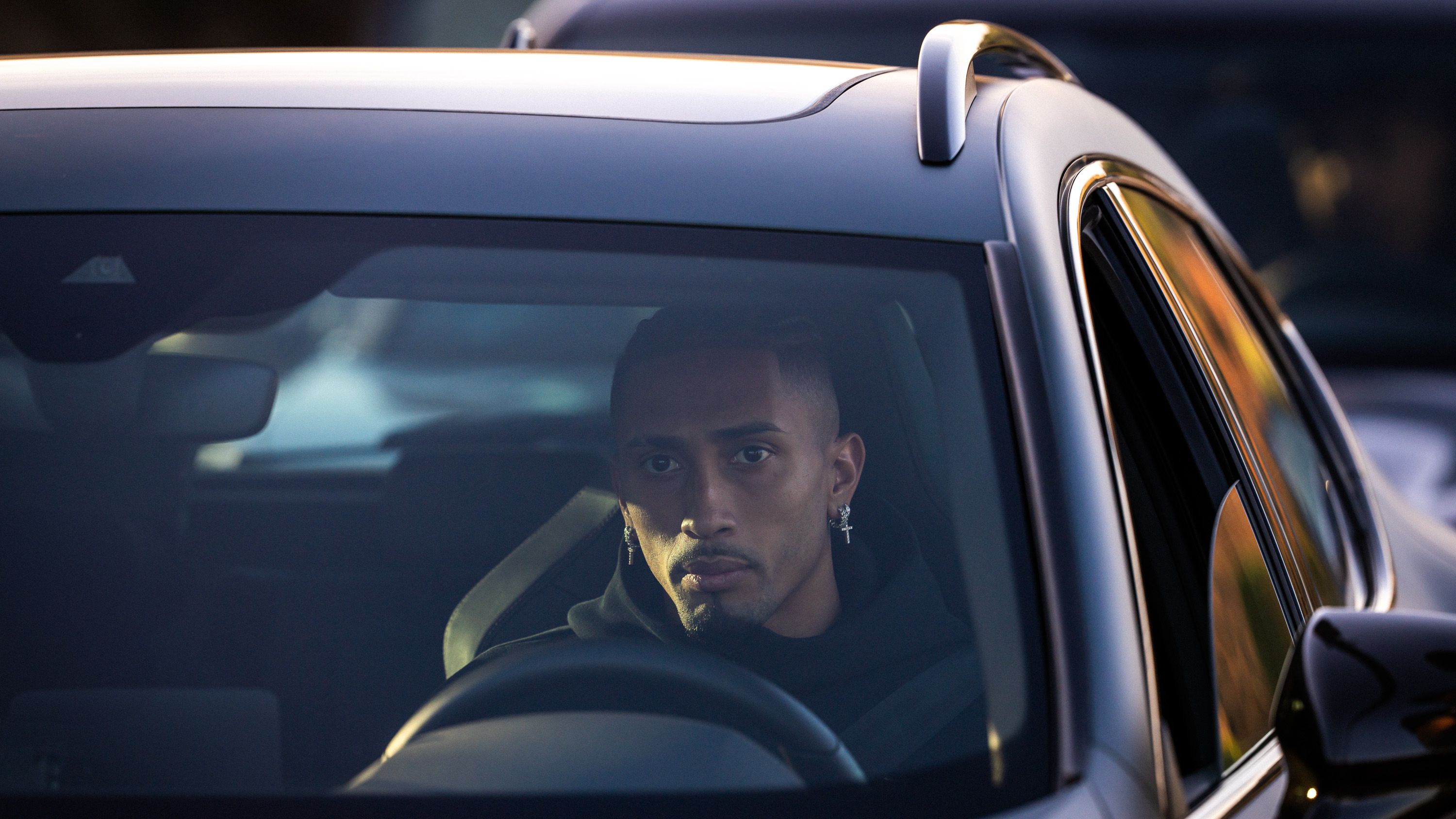 Igralec FC Barcelona sedi za volanom avtomobila CUPRA Terramar, ki je parkiran. 