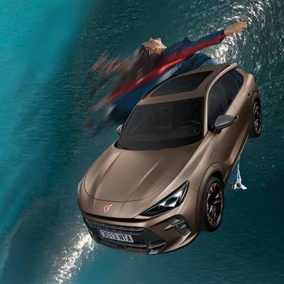 Vozilo CUPRA Terramar lebdeče v zraku z vodo v ozadju. Za vozilom pleše plesalka.