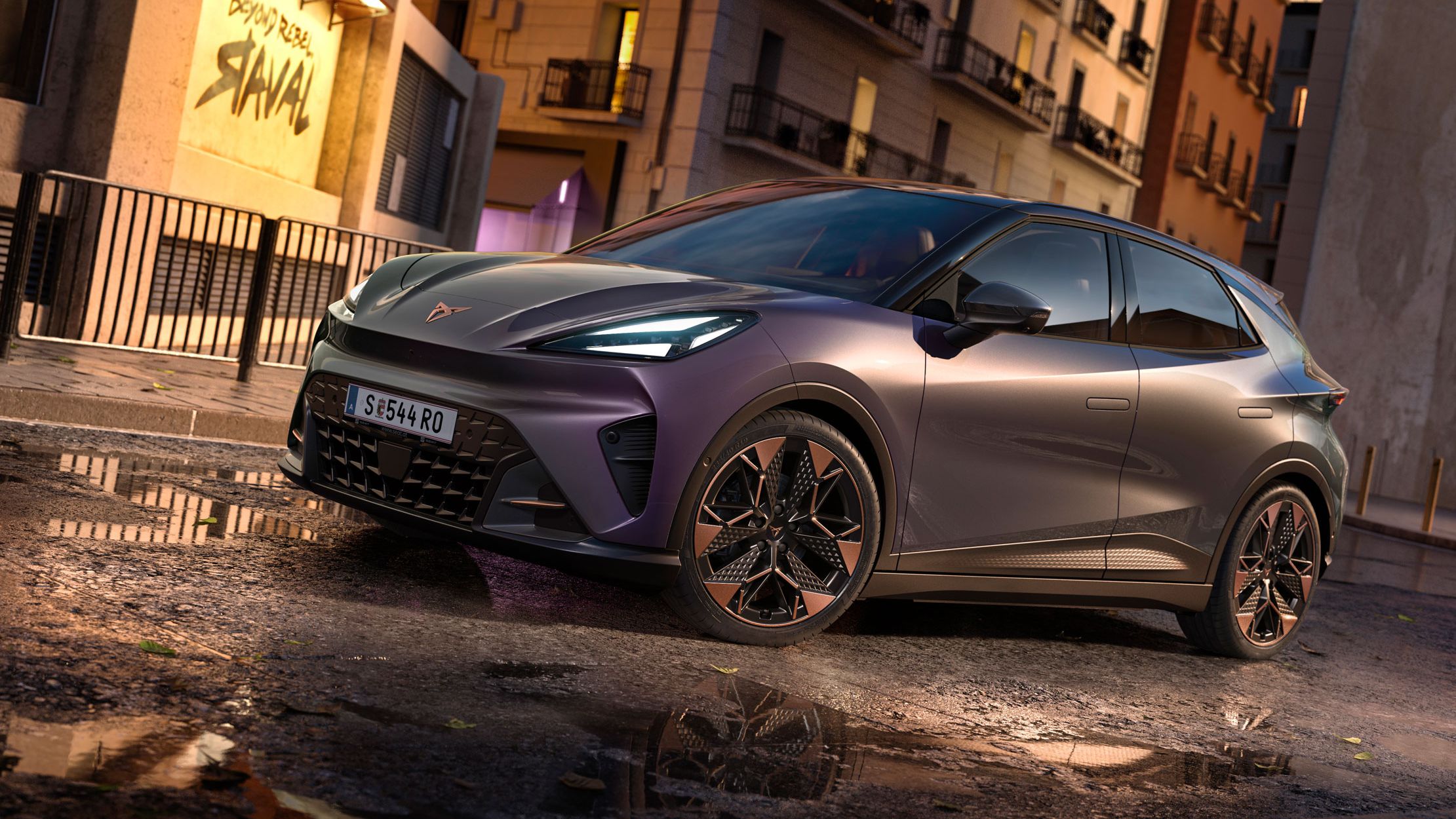 CUPRA Raval VZ in Plasma steht auf einer Straße in urbaner Umgebung