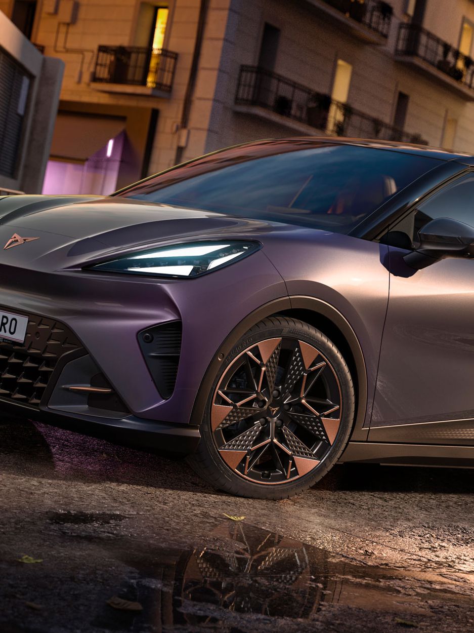 CUPRA Raval VZ in Plasma steht auf einer Straße in urbaner Umgebung