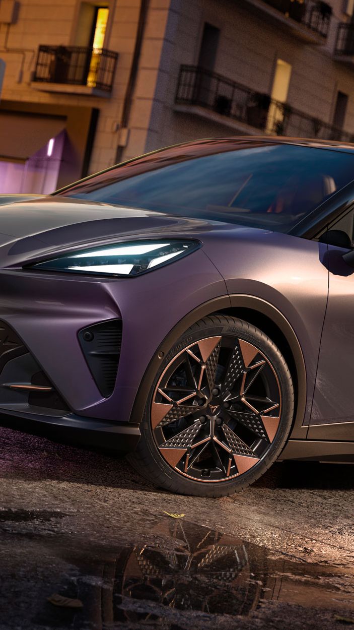 CUPRA Raval VZ in Plasma steht auf einer Straße in urbaner Umgebung