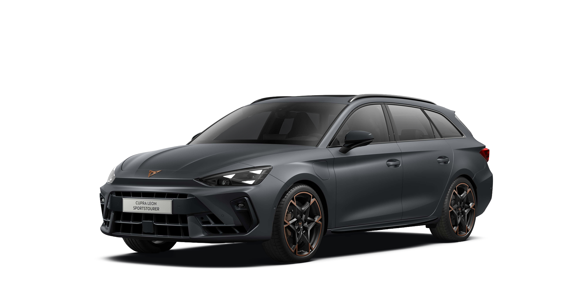 Sodobno oblikovana temnosiva karavanska športna limuzina CUPRA LEON SPORTSTOURER s črnimi kolesi v ospredju, parkirana v nevtralnem studijskem okolju. Ima agresivne linije in eleganten videz.