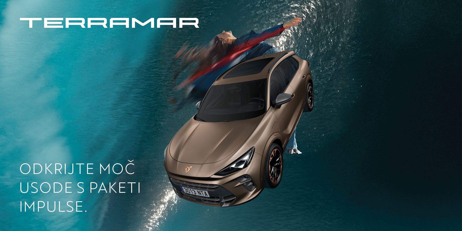 Vozilo CUPRA Terramar lebdeče v zraku z vodo v ozadju. Za vozilom pleše plesalka.