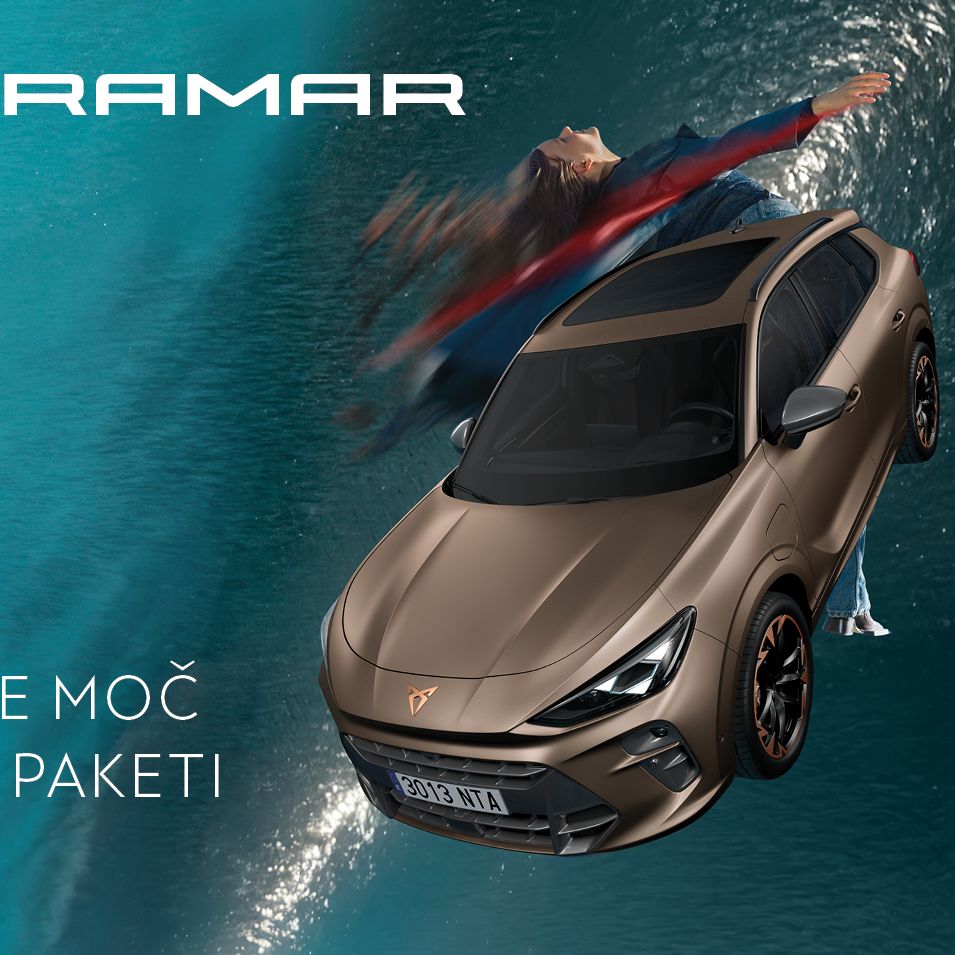 Vozilo CUPRA Terramar lebdeče v zraku z vodo v ozadju. Za vozilom pleše plesalka.