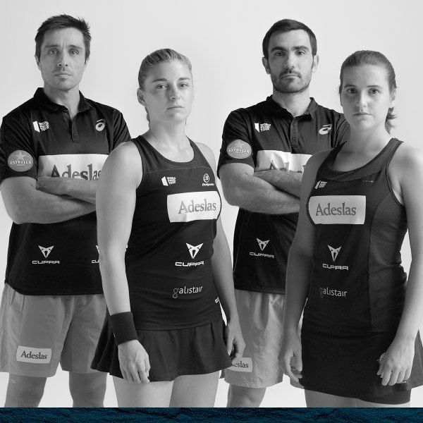 Štiri osebe v športni opremi - igralci padel tenisa. Na njihovih oblačilih so vidni logotipi različnih sponzorjev, med drugim CUPRE.