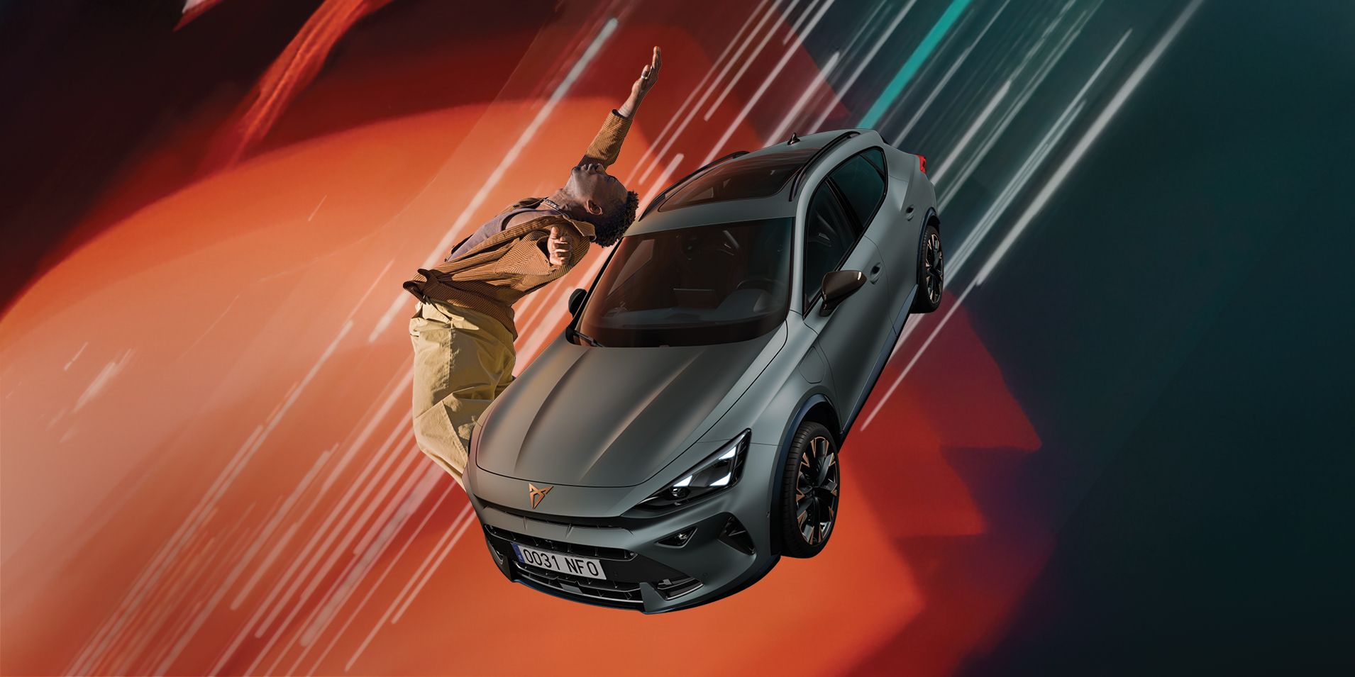 CUPRA Formentor lebdi v zraku, ozadje je artistično v oranžnih, zelenih in črnih odtenkih. La levi strani pleše plesalec.