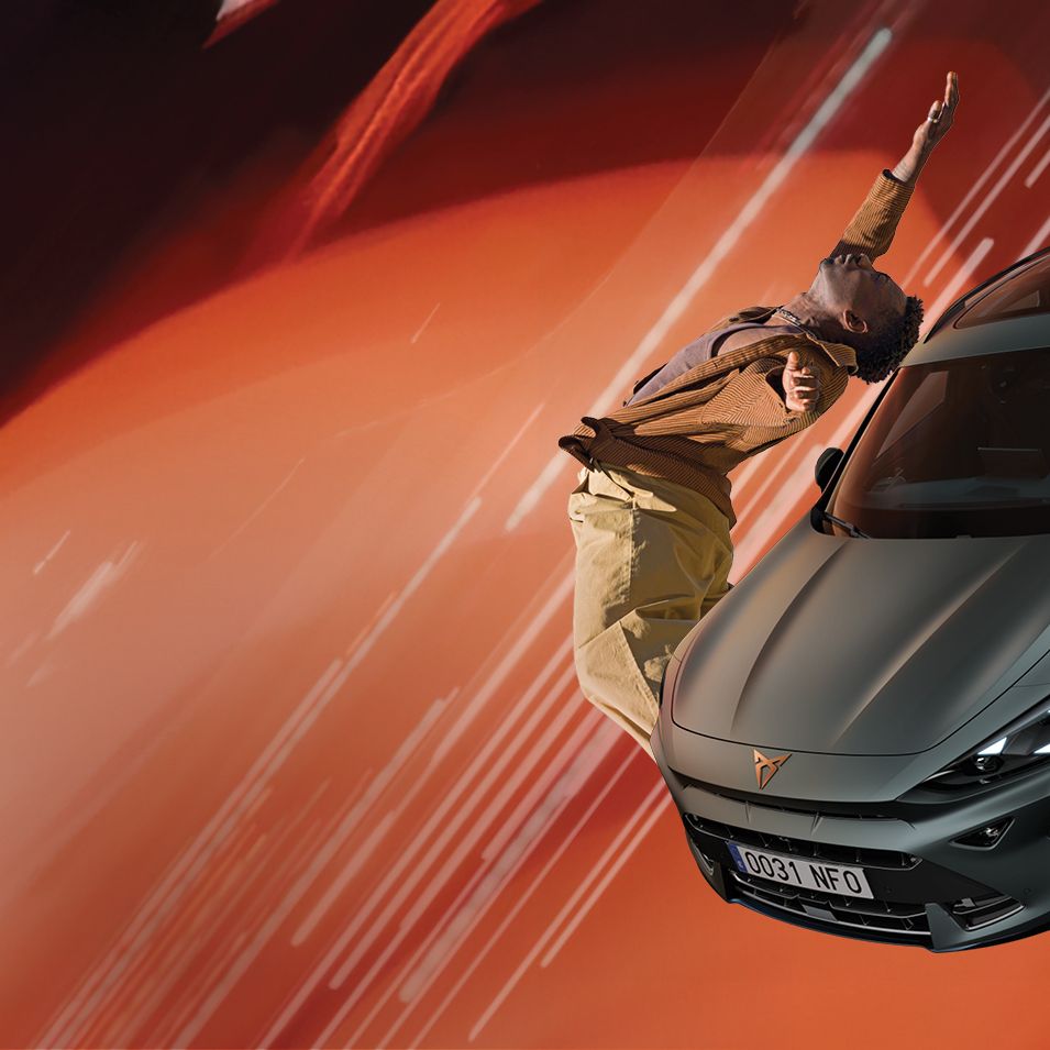 CUPRA Formentor lebdi v zraku, ozadje je artistično v oranžnih, zelenih in črnih odtenkih. La levi strani pleše plesalec.