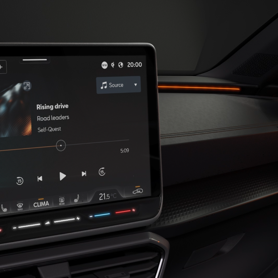 Zaslon v avtomobilu Cupra Leon prikazuje multimedijski sistem, na katerem se predvaja glasba. Različne možnosti vključujejo predvajalnik, radijski sprejemnik, medije in nastavitve. Spodaj so prikazani podatki o temperaturi, uri in stanju klimatske naprave.