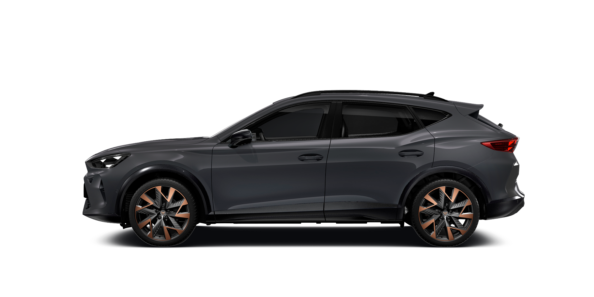 Temno sivi CUPRA Formentor PA, stranski pregled. Avto ima elegantno obliko in oranžno-črna platišča.