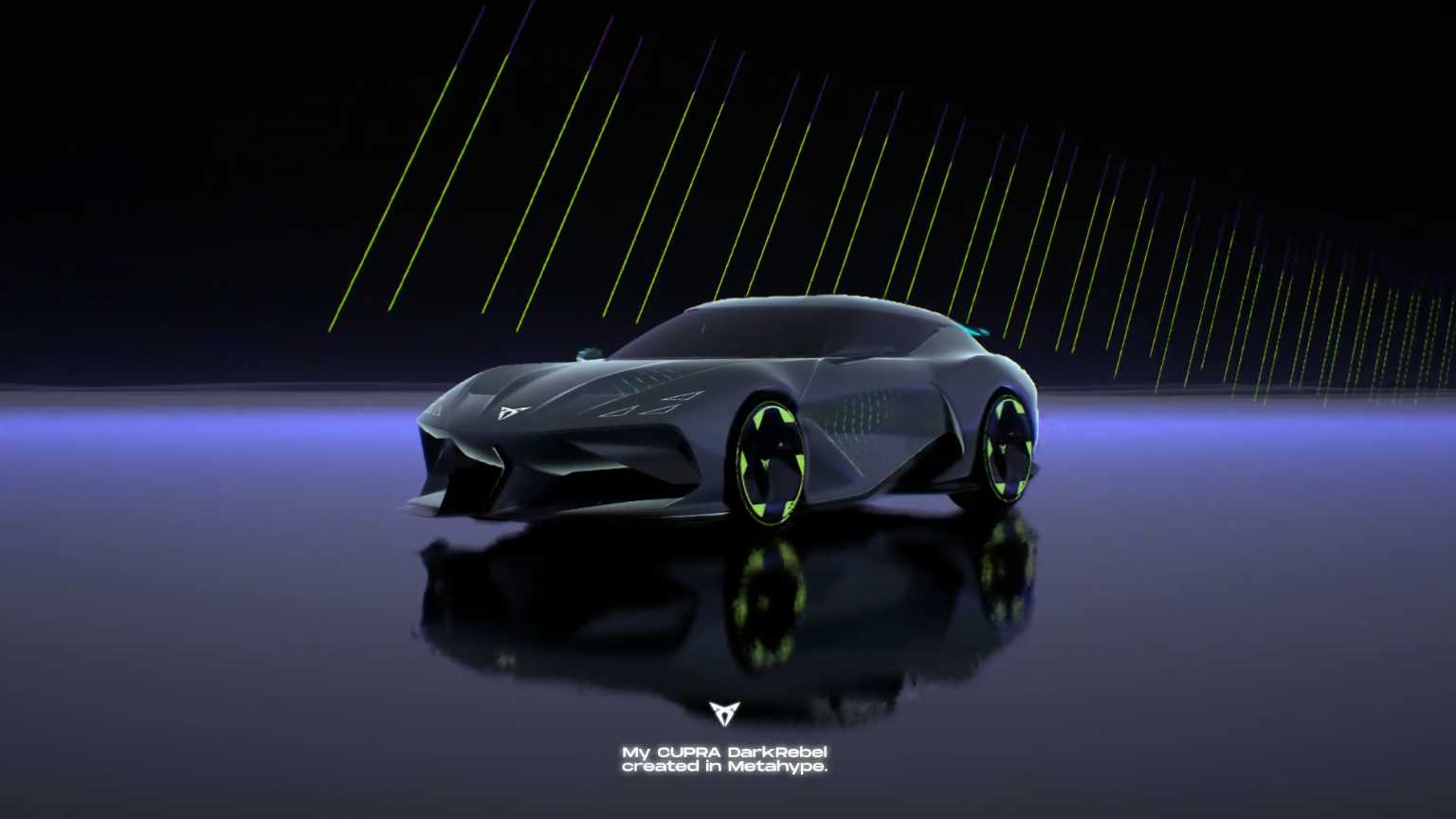 Futuristično oblikovan avtomobil CUPRA DarkRebel je predstavljen na temnem ozadju, pod osvetlitvijo zelenih neon luči, kar poudarja njegove aerodinamične linije in moderne dizajnerske poteze. Vozilo ima nizko silhueto, velike kolesne obroče in ostre robove.