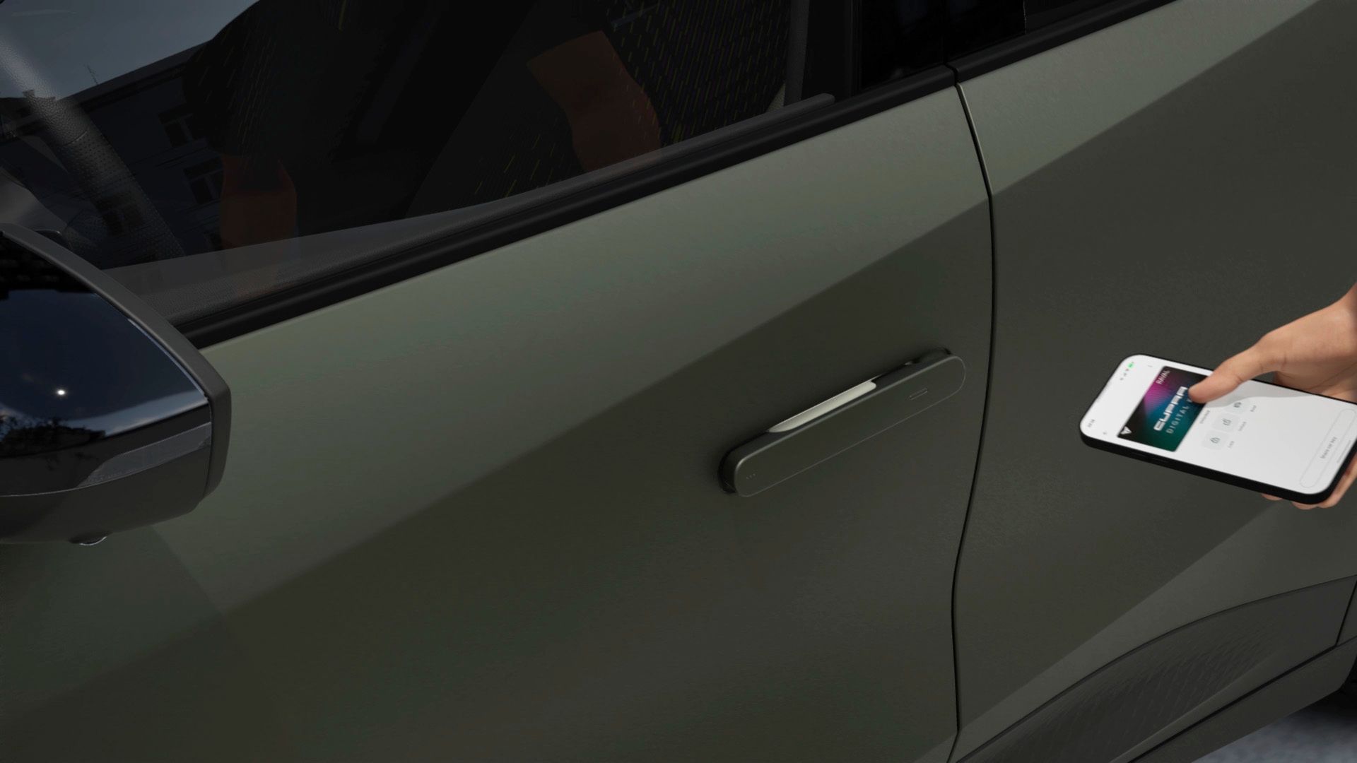 Pogled od blizu na CUPRA Ravala VZ v manganovo zeleni barvi s poudarkom na funkciji digitalnega ključa, ki se upravlja s pametnim telefonom.