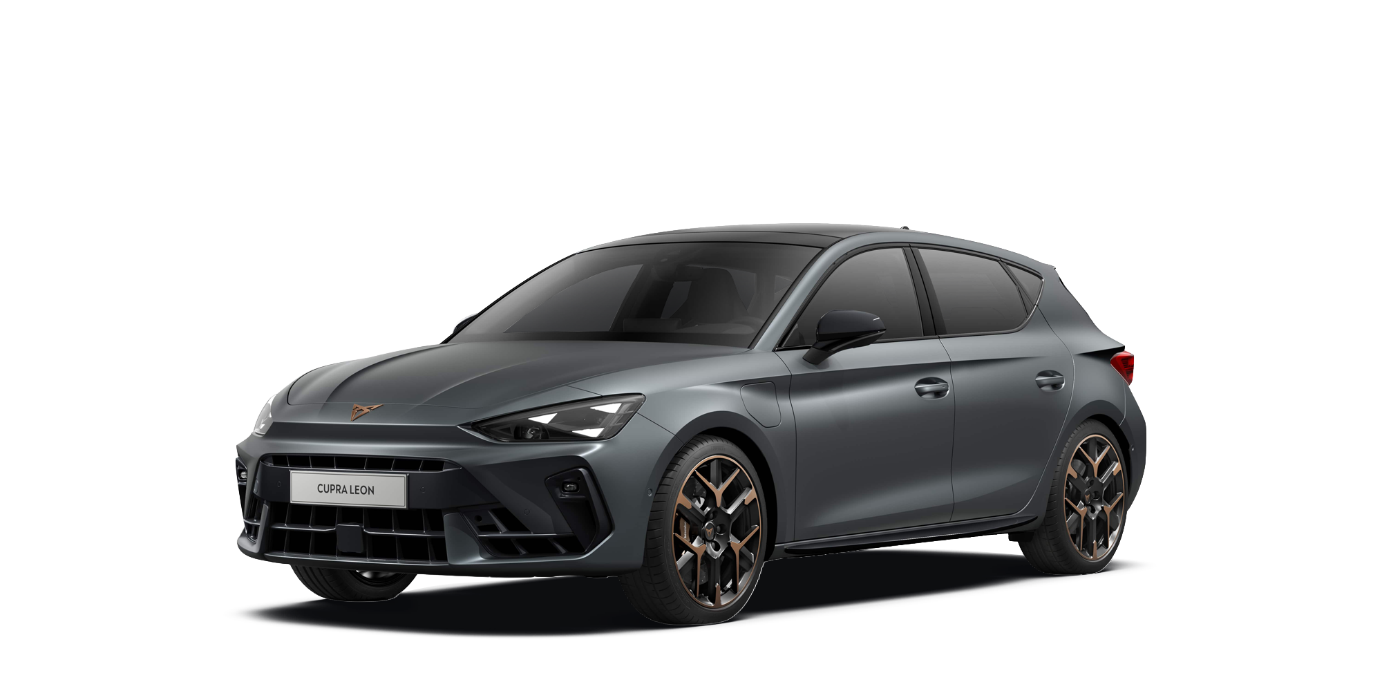 Sodobni športni hatchback Cupra Leon, sive barve, s črnimi platišči in elegantnim dizajnom. Avto je parkiran na beli podlagi. Ima dinamične linije in aerodinamične značilnosti.