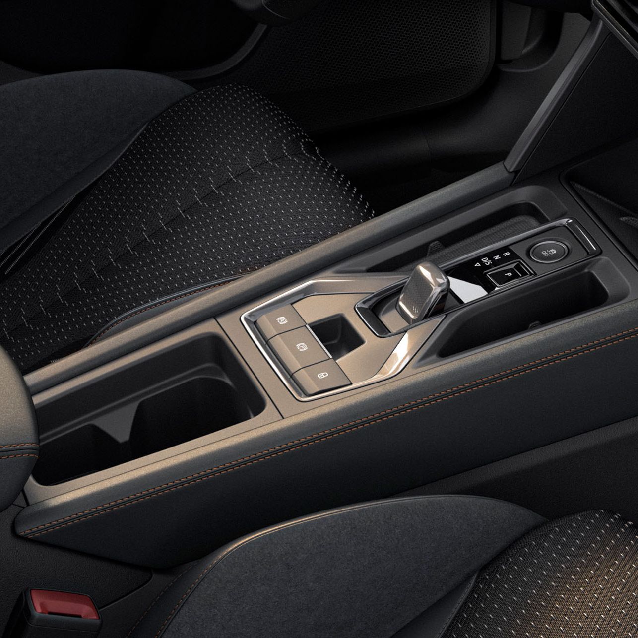 Notranjost avtomobila Cupra Formentor je osredotočena na dinamično sredinsko konzolo. Na konzoli so prestavna ročica, gumbi za upravljanje različnih funkcij ter prostor za odlaganje.