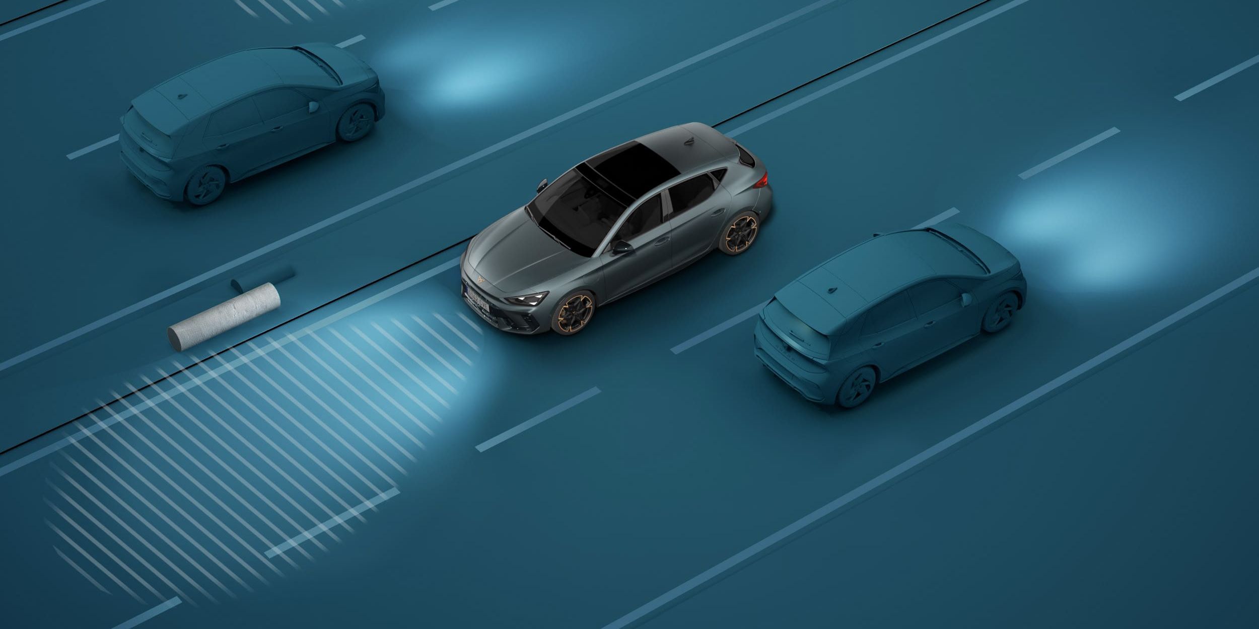 Na sliki so štiri avtomobili Cupra Leon na modrem cestnem ozadju, dva vozita naprej, dva nazaj. En avto ima vklopljene sprednje žaromete in osvetljuje cesto pred sabo. Okoli avtomobilov so vizualne oznake, ki prikazujejo delovanje senzorjev za zaznavanje bližine.