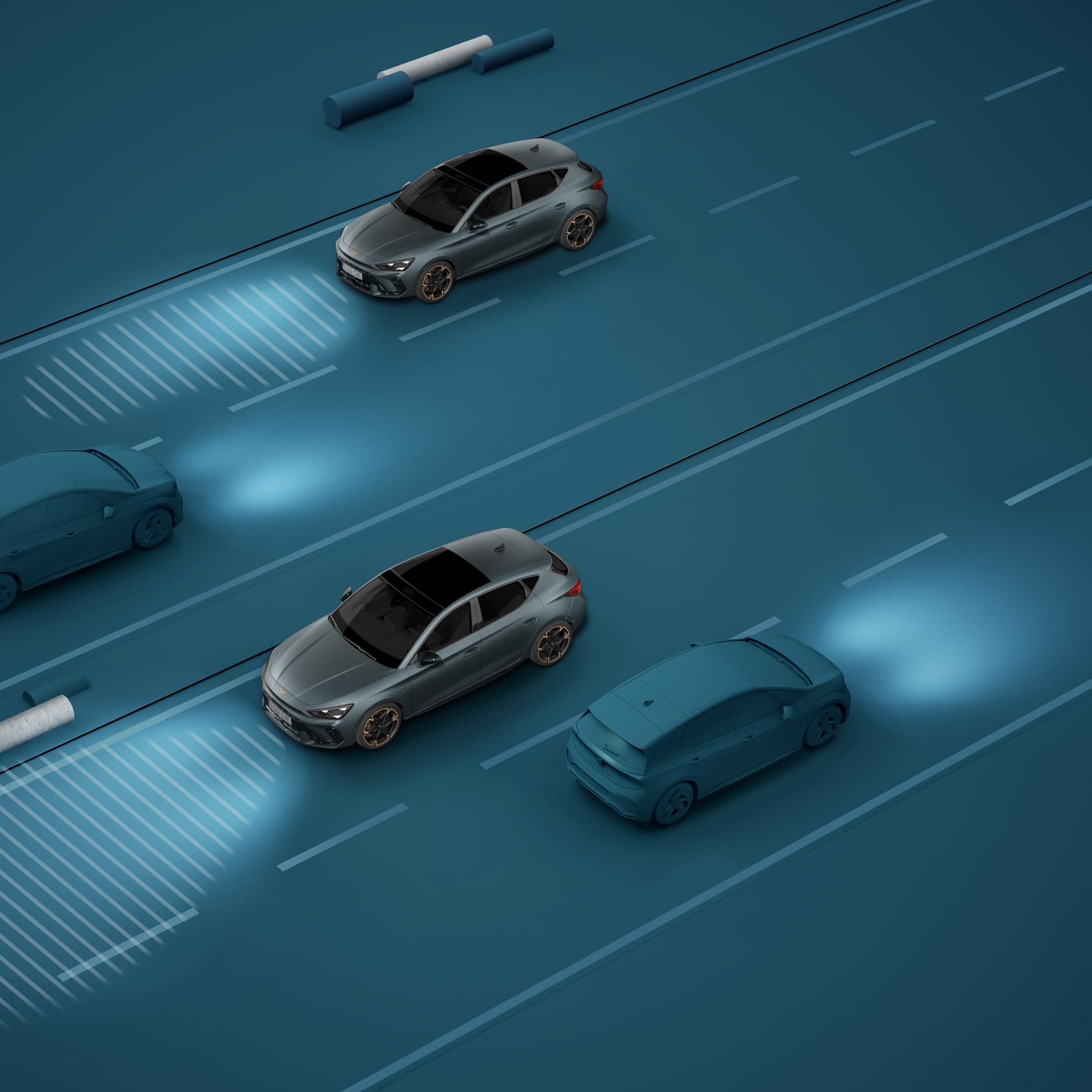 Na sliki so štiri avtomobili Cupra Leon na modrem cestnem ozadju, dva vozita naprej, dva nazaj. En avto ima vklopljene sprednje žaromete in osvetljuje cesto pred sabo. Okoli avtomobilov so vizualne oznake, ki prikazujejo delovanje senzorjev za zaznavanje bližine.