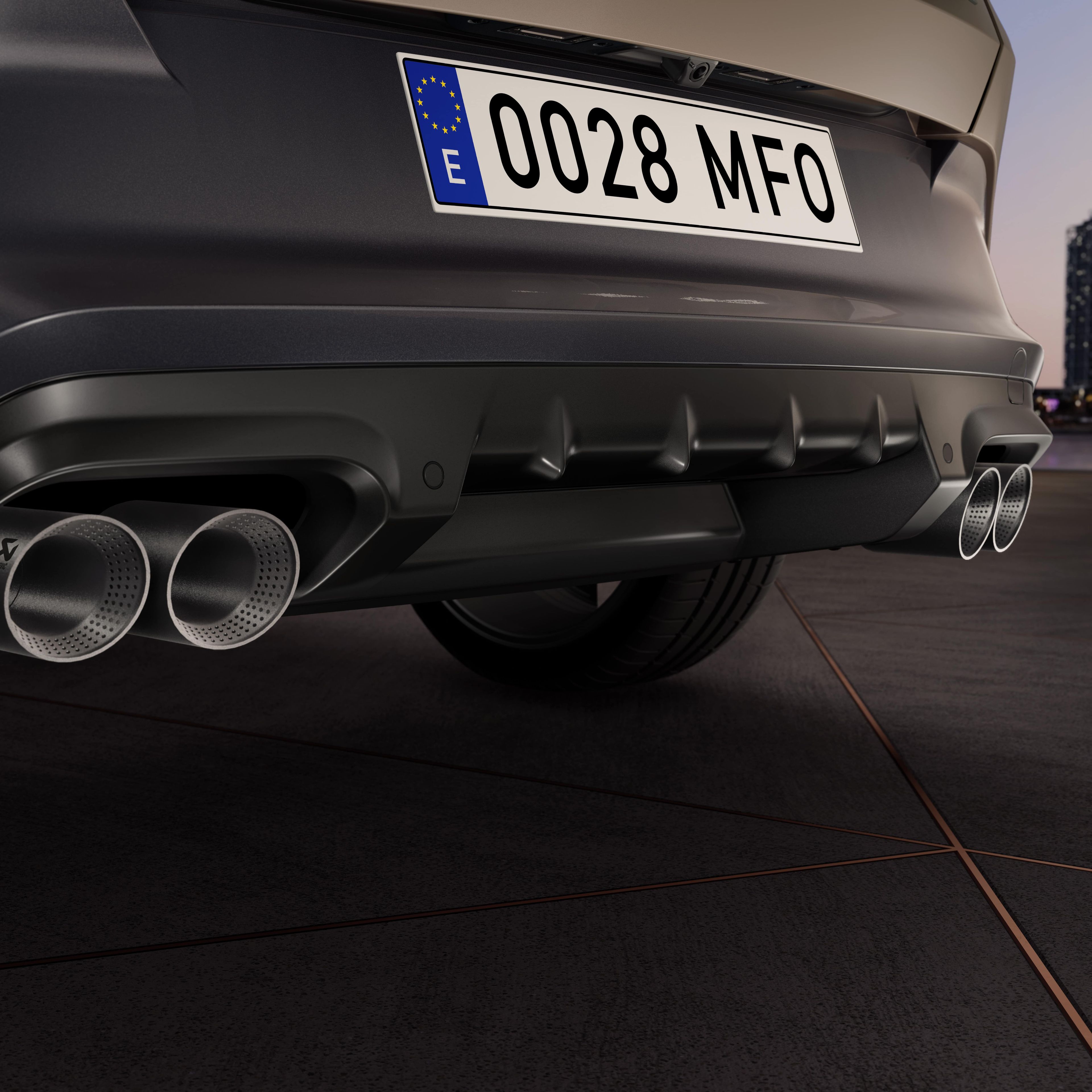 Zadnji del avtomobila Cupra Formentor z dvema paroma izpušnih cevi in registrsko tablico z oznako "0028 MFO".