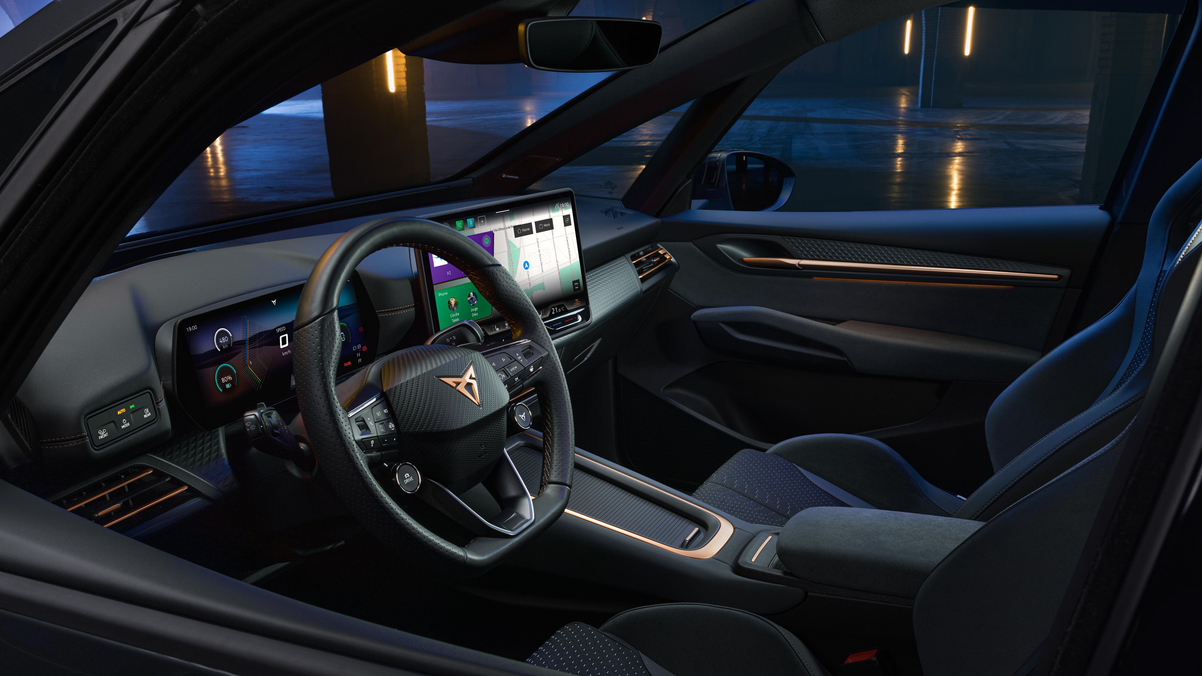 Pogled v notranjost CUPRA Born VZ s poudarkom na volanu in multimedijskem sistemu. Ambientna osvetlitev ustvarja futurističen občutek.