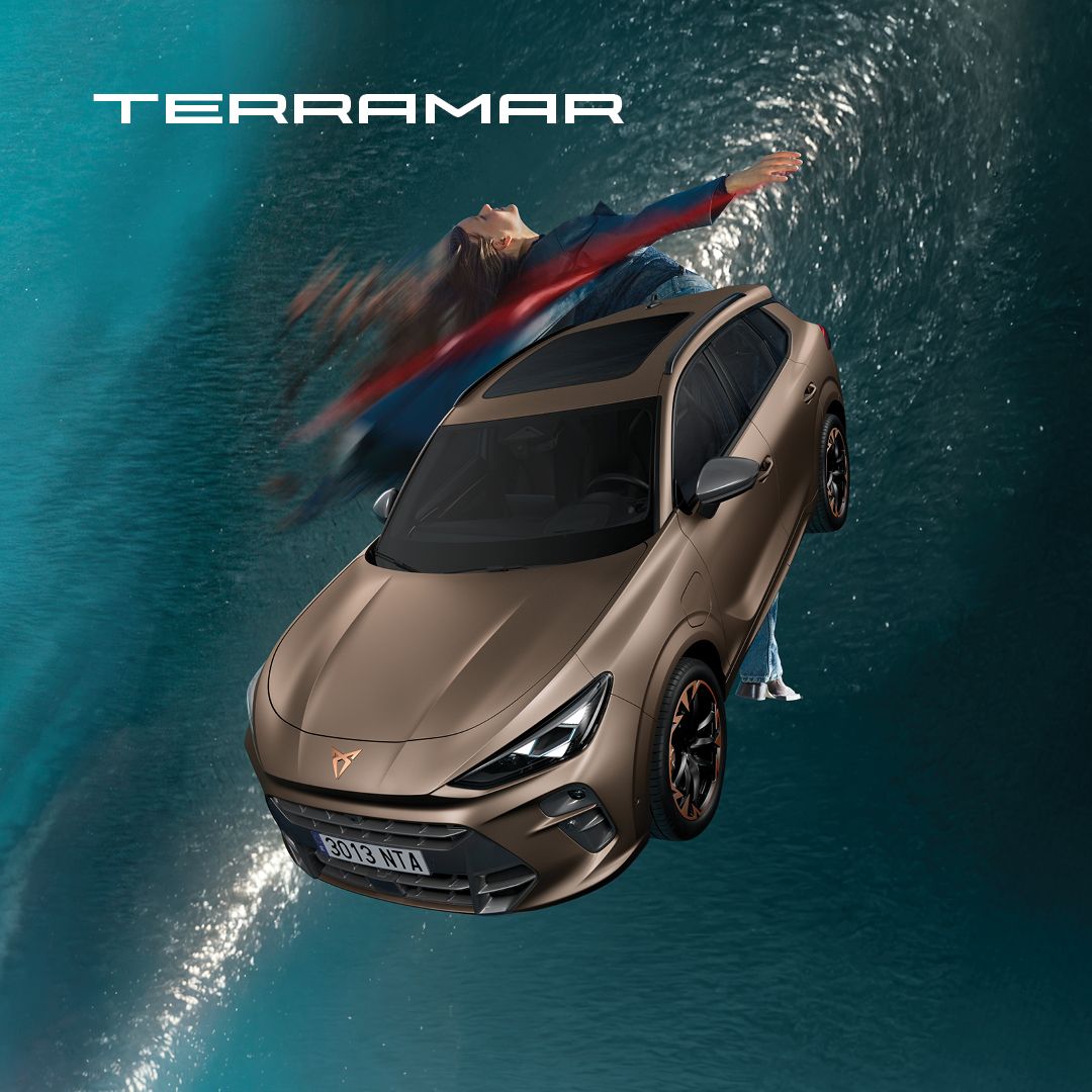 Vozilo CUPRA Terramar lebdeče v zraku z vodo v ozadju. Za vozilom pleše plesalka.