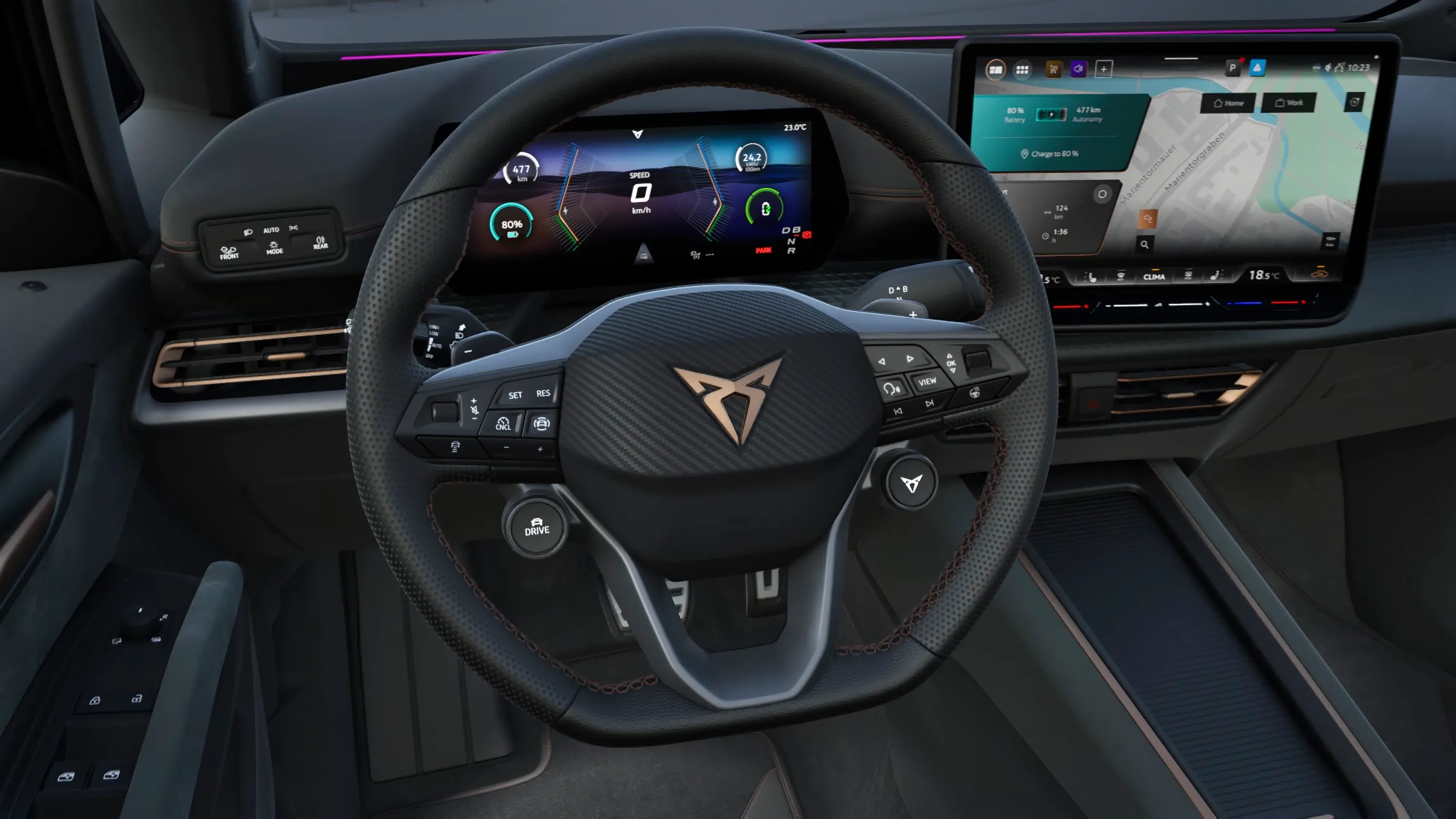 Notranjost CUPRA Borna. Za volanom je digitalna instrumentna plošča z barvnim zaslonom, na desni strani pa velik osrednji zaslon na dotik z navigacijo in multimedijskimi funkcijami. 