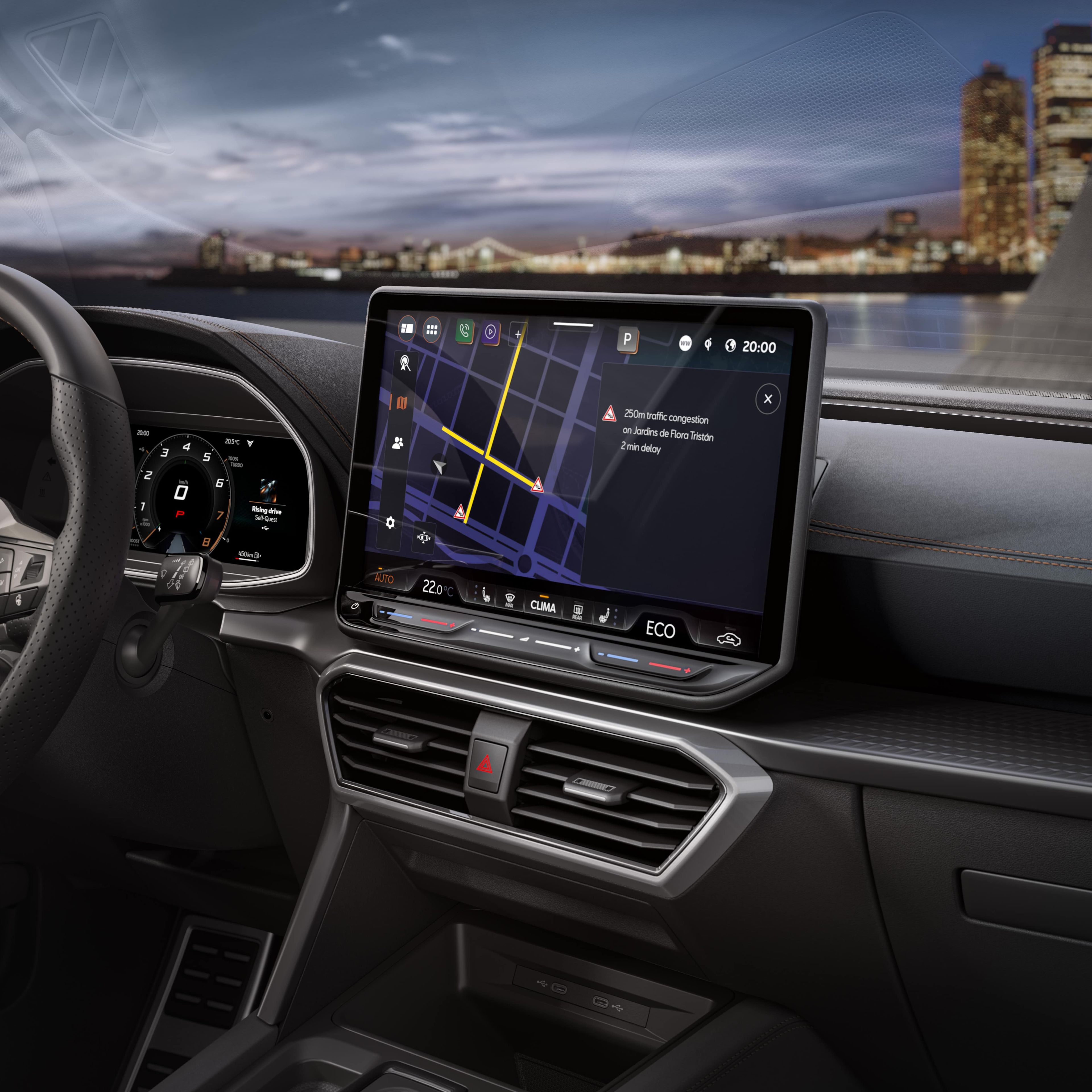 Notranjost moderne avtomobilske kabine Cupra Leon s prikazano navigacijsko napravo na sredinski konzoli in pogledom na mesto v ozadju.