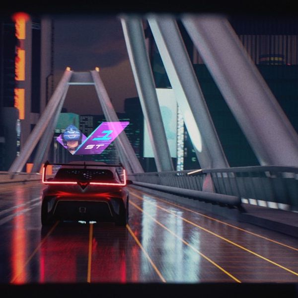 Pogled skozi vetrobransko steklo avtomobila na futuristično mestno cesto ponoči. Avto, ki se vozi spredaj ima svetlečo neonsko oznako na zadnjem delu. Gre za virtualni prikaz vožnje s CUPRO.