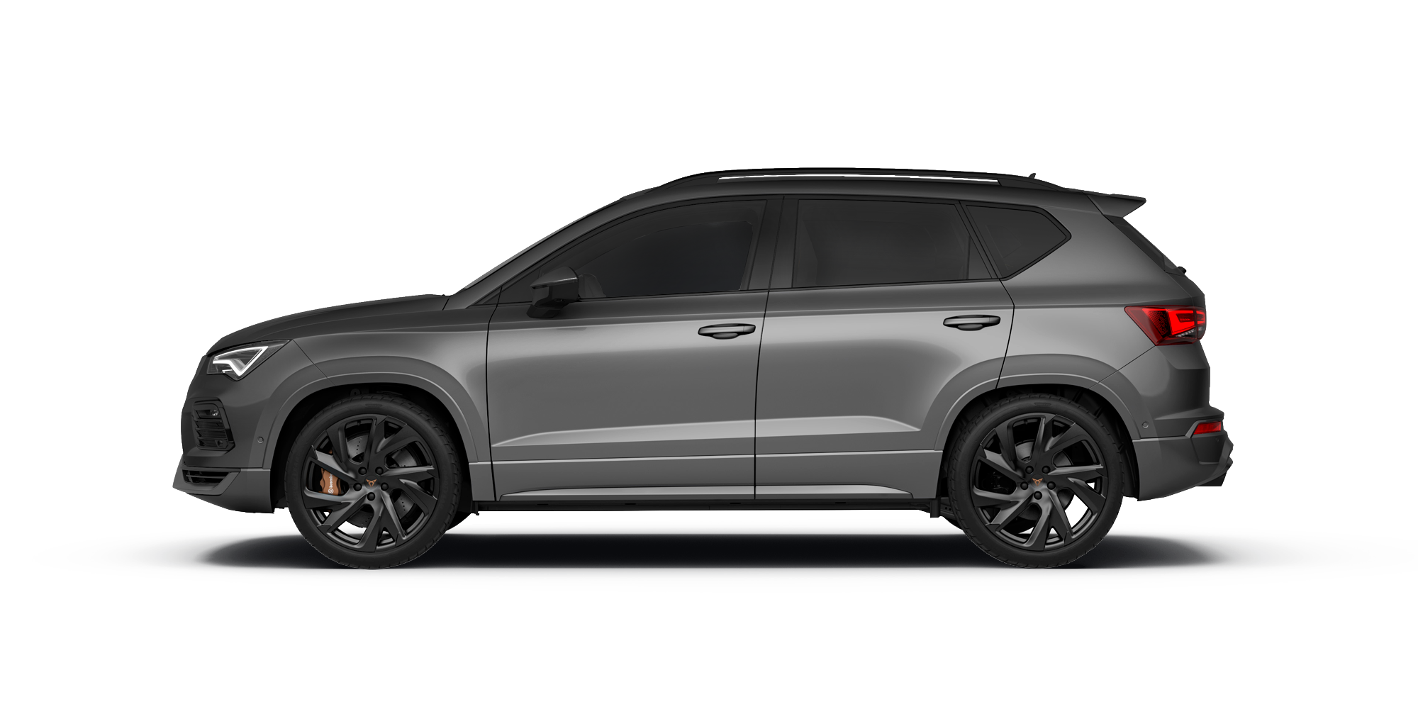 Stranski pogled na siv CUPRA Ateca PA s črnimi lita platišči. Avtomobil ima moderne linije in športen videz. 