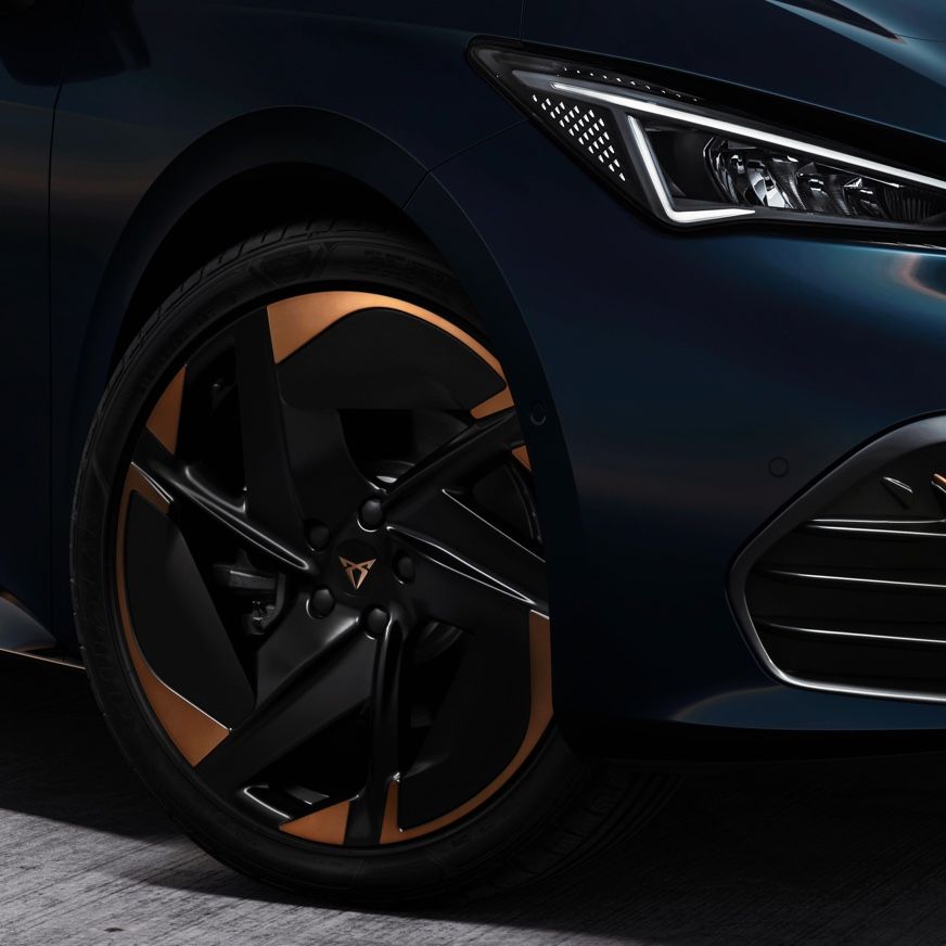 CUPRA Born mit 20" Aero-Felgen mit Kupfer und schwarz-Lackierung