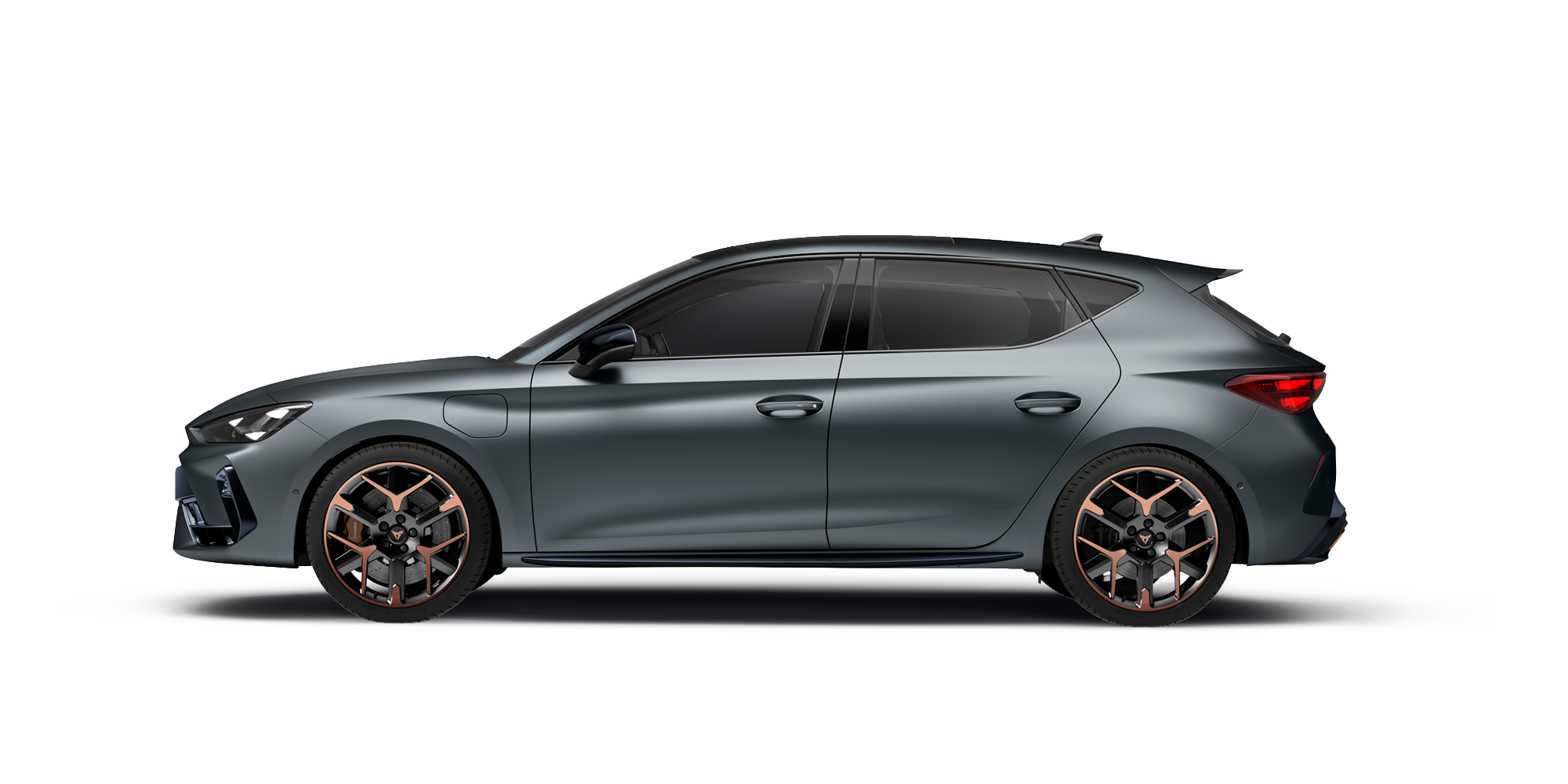 Temno sivi CUPRA Leon PA 5D prikazana od strani. Avto ima bronasta platišča. Dizajn poudarja aerodinamične linije vozila.