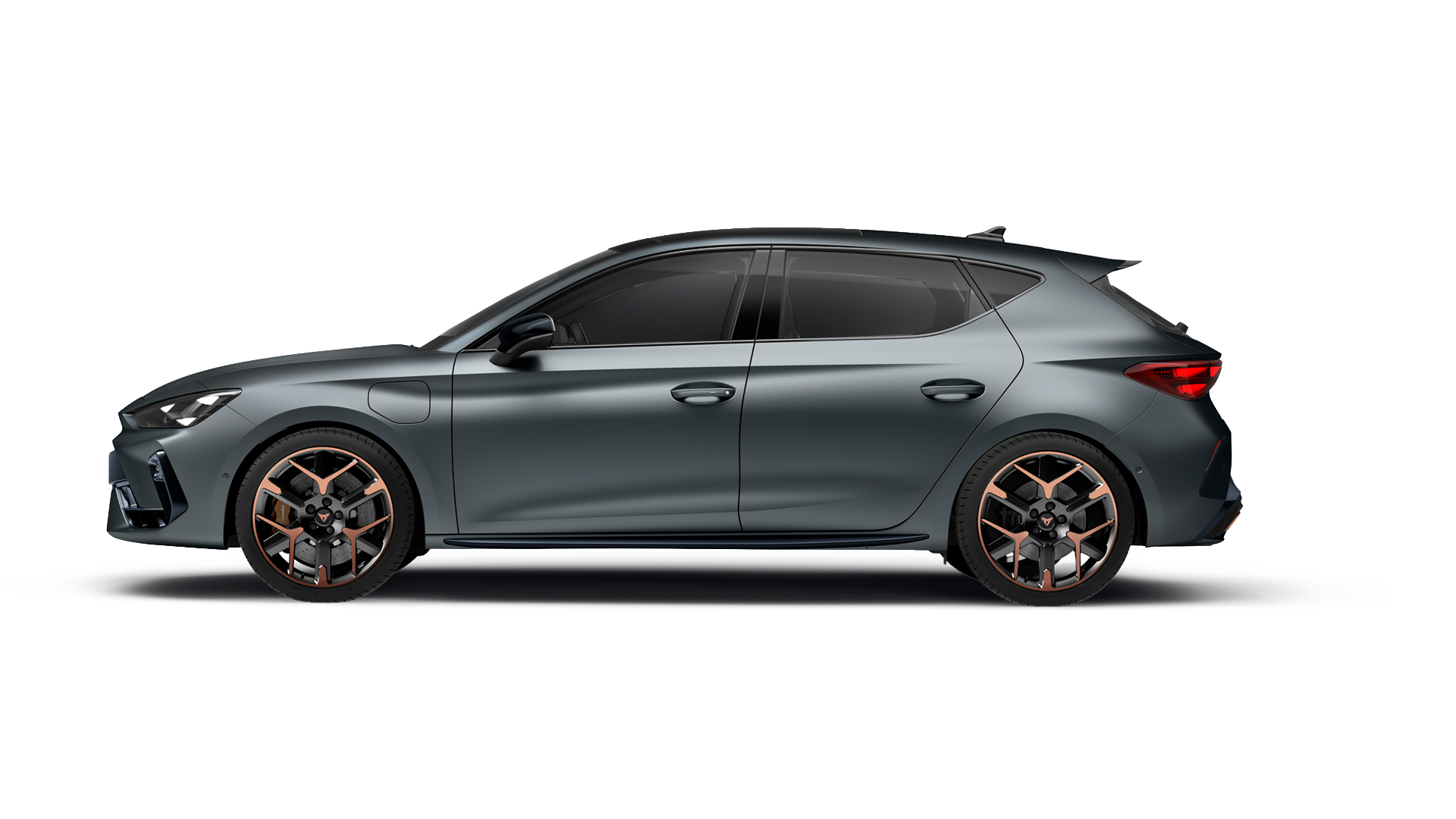 Temno sivi CUPRA Leon PA 5D prikazana od strani. Avto ima bronasta platišča. Dizajn poudarja aerodinamične linije vozila.