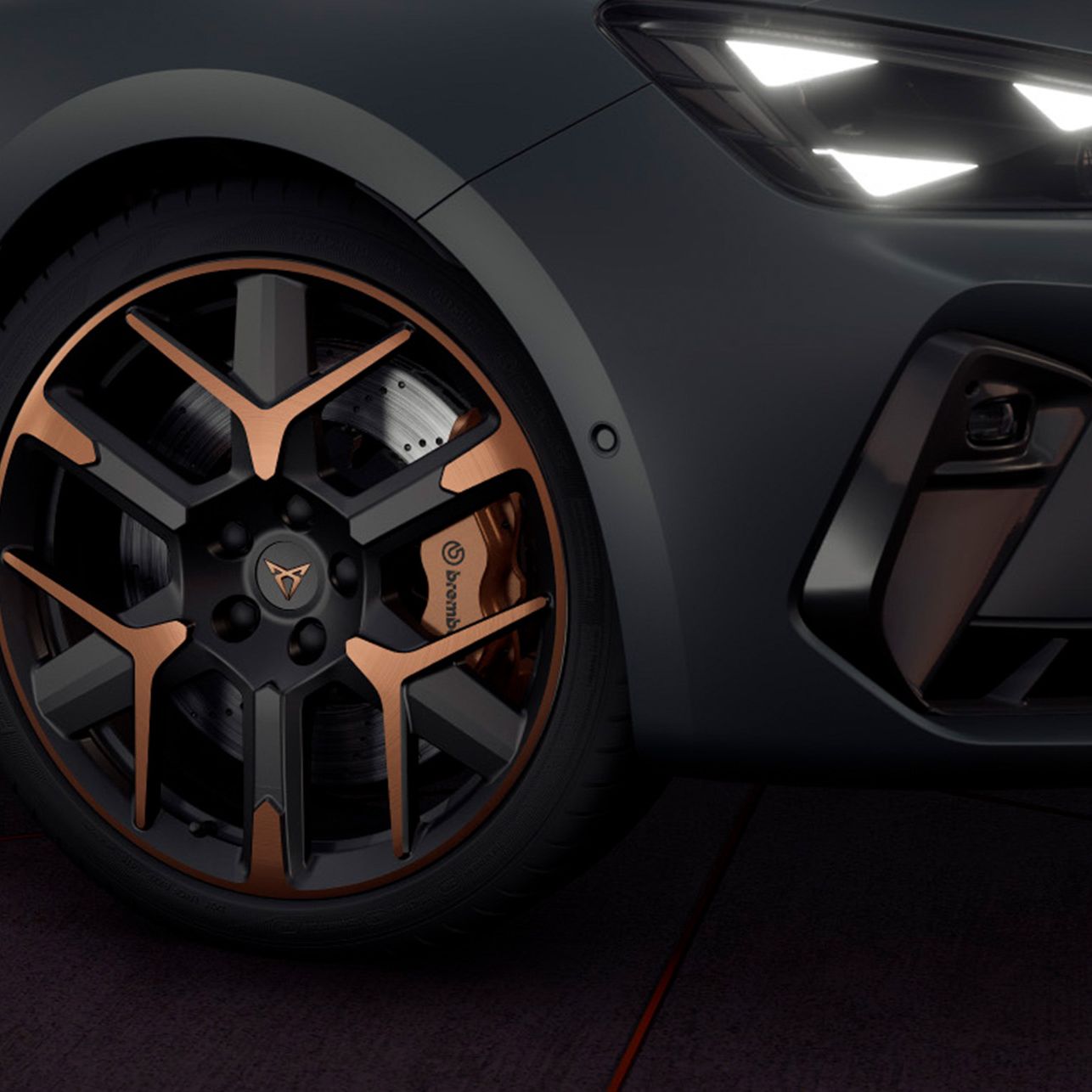 Cupra Leon, ki prikazuje bližnji posnetek sprednjega levega kolesa s črno-rumeno platišče in disk zavoro. Avto ima moderno oblikovane žaromete.