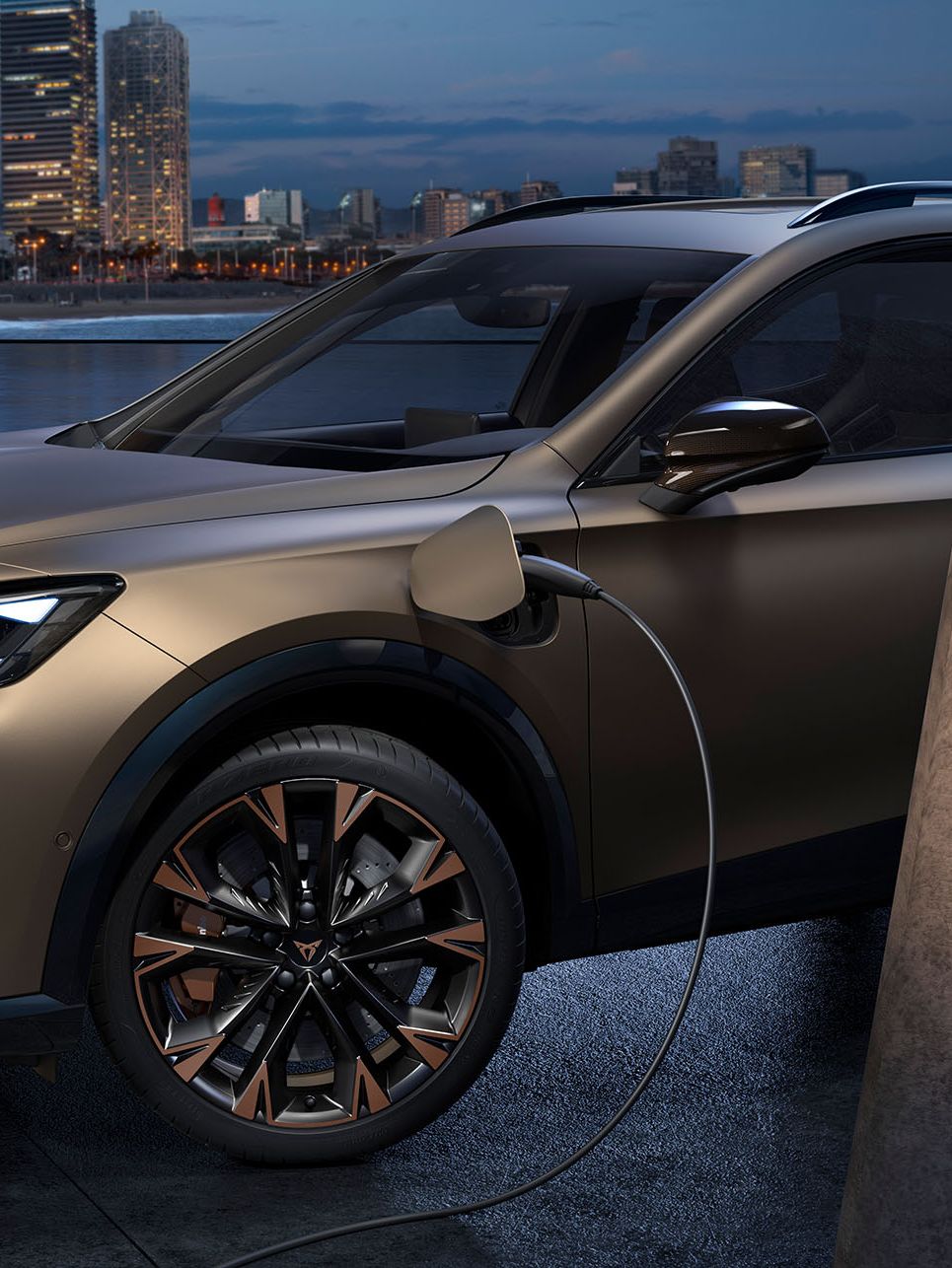 Ein CUPRA Leon, der an eine Wallbox angeschlossen ist.