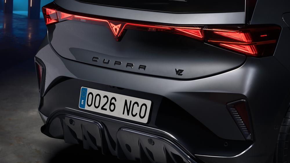 Zadnji del vozila CUPRA Born VZ z osvetljenim logotipom in LED svetlobnim trakom. Poudarjen je dinamičen in tehnološko dovršen videz.