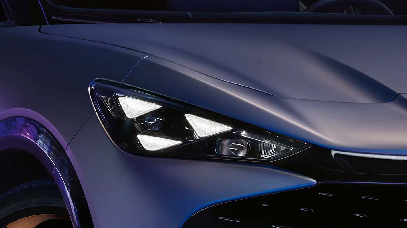 Pribljižan pogled na vozilo CUPRA v modro srebrnem odtenku iz sprednje strani.