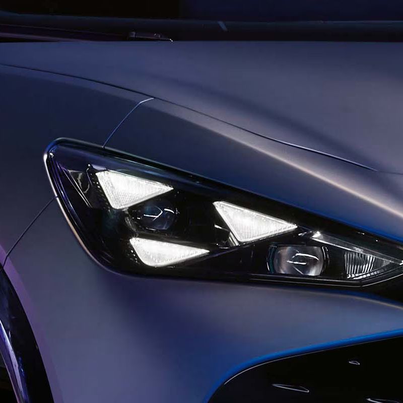 Pribljižan pogled na vozilo CUPRA v modro srebrnem odtenku iz sprednje strani.