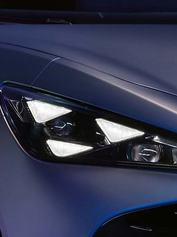 Pribljižan pogled na vozilo CUPRA v modro srebrnem odtenku iz sprednje strani.