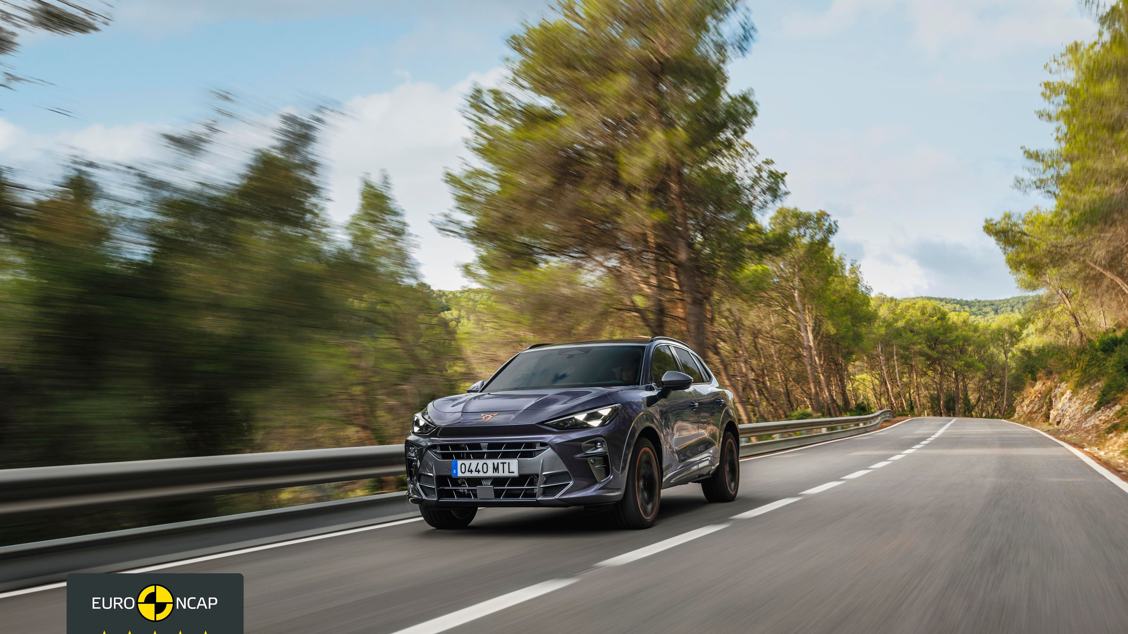 Avtomobil CUPRA Terramar vozi po prazni cesti v naravnem okolju.