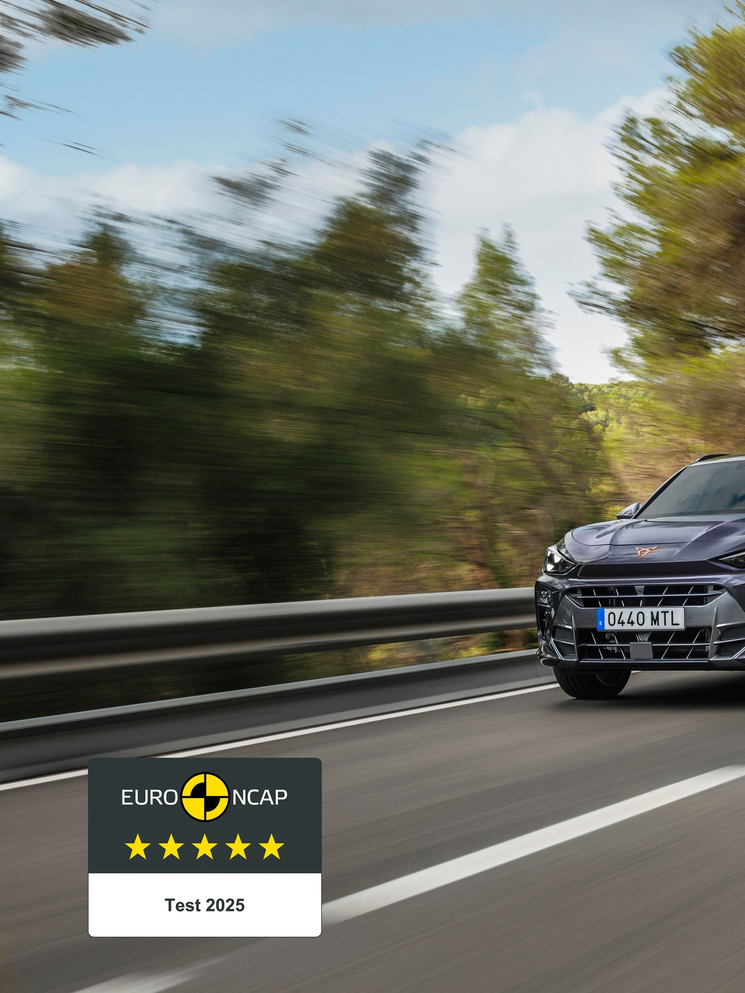 Avtomobil CUPRA Terramar vozi po prazni cesti v naravnem okolju.