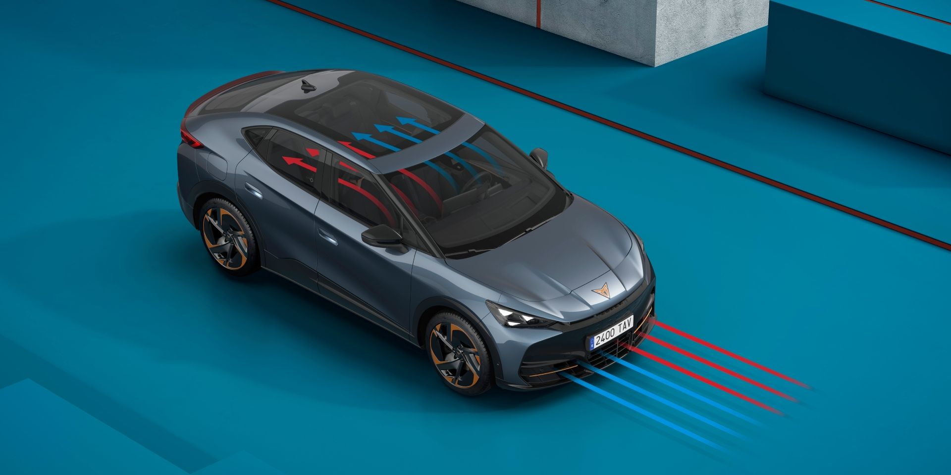 Temno siv Cupra Tavascan s toplotno črpalko, stoji na modrem ozadju z rdečimi in modrimi linijami, ki označujejo pretok zraka okoli vozila. V ozadju so različne stopnje in betonski blok, ki dodajajo dimenzijo sceni.