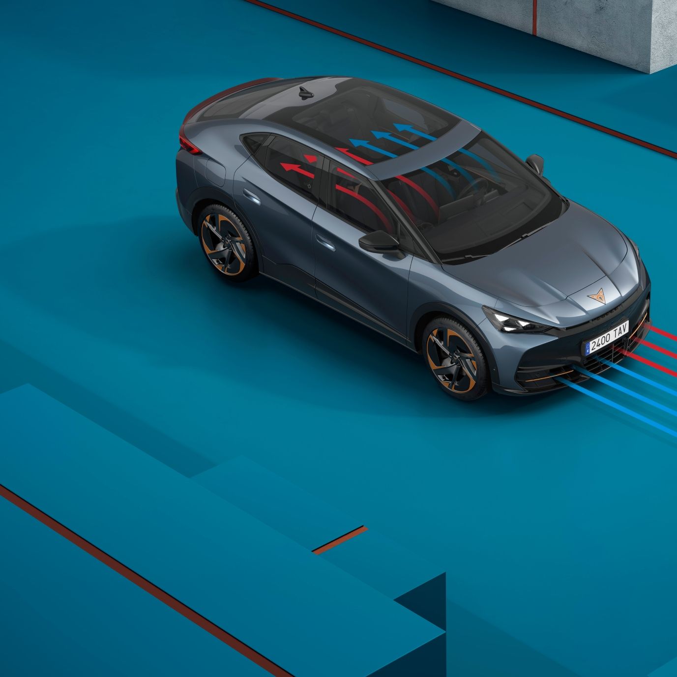 Temno siv Cupra Tavascan s toplotno črpalko, stoji na modrem ozadju z rdečimi in modrimi linijami, ki označujejo pretok zraka okoli vozila. V ozadju so različne stopnje in betonski blok, ki dodajajo dimenzijo sceni.