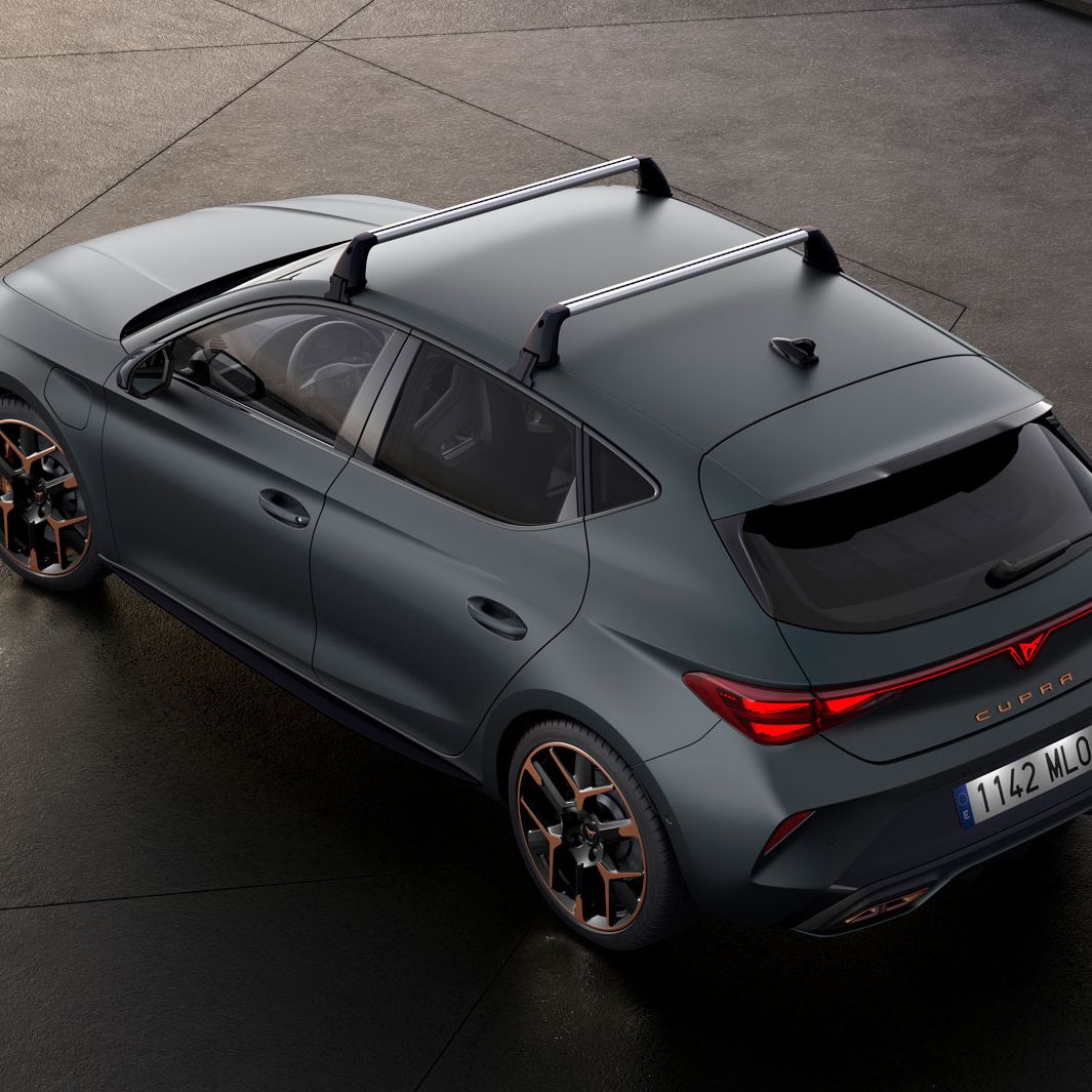 Na sliki je siv športni avtomobil CUPRA Leon PA 5D, parkiran na betonski površini, pogled iz ptičje perspektive. Na strehi ima strešni prtljažnik. 