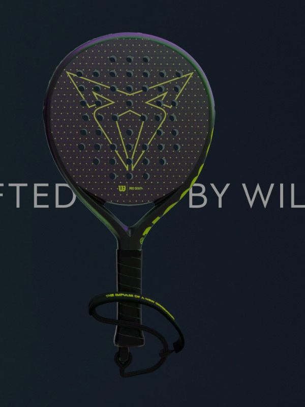 Podoba padel loparja z rumenim logotipom znamke CUPRA na črni glavi loparja. Napis "Crafted by Wilson" je prikazan na sredini slike. Ozadje je temno.