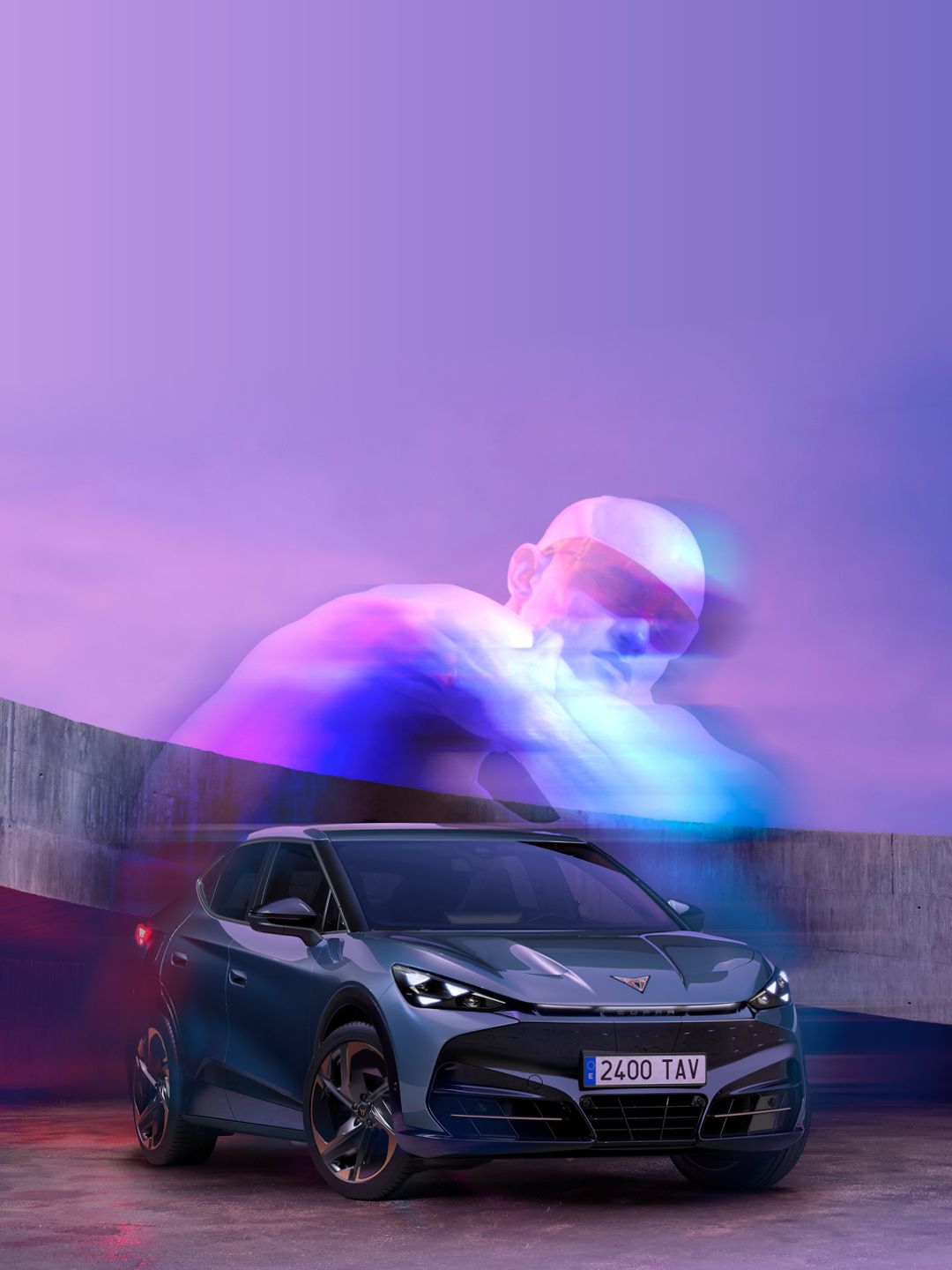 CUPRA Tavascan stoji na betonski ploščadi z ukrivljeno steno v ozadju v rožnatih in vijoličnih odtenkih neba. Nad njim se dviga prosojna, svetleča figura človeka, ki ustvarja futurističen, skoraj nadnaraven vtis.
