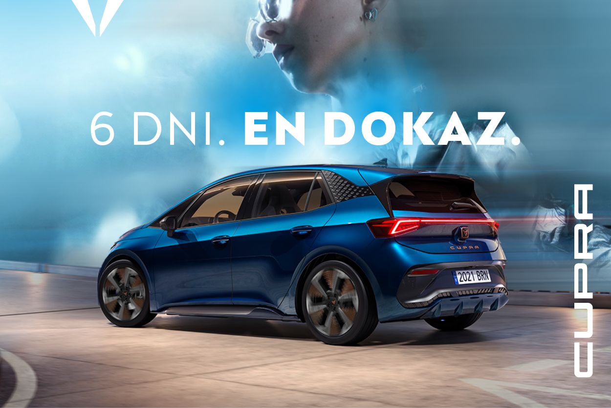 Oglas prikazuje modri avtomobil CUPRA Born, parkiran ob zgradbi. Nad avtomobilom je zamegljen obraz osebe, poleg katere je napis "6 DNI. EN DOKAZ."