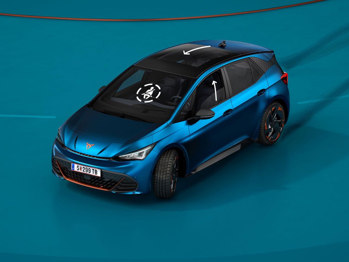 Modri električni CUPRA Born se vozi po modrem ozadju. Na strehi avtomobila je prikazan gumb za zagon, na sprednjem delu pa simbol polnjenja. Za avtomobilom so vidne sledi vožnje.