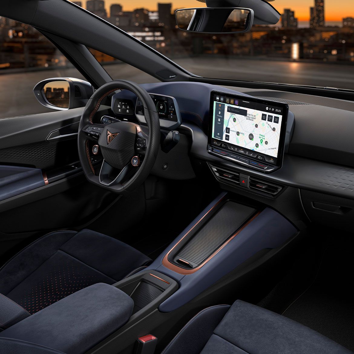 Notranjost sodobnega avtomobila CUPRA Born s tehnologijo na armaturni plošči, vključno z velikim zaslonom na dotik z navigacijskim sistemom. Volan in sedeži so obloženi z usnjem. V ozadju je mestna panorama ob sončnem zahodu.