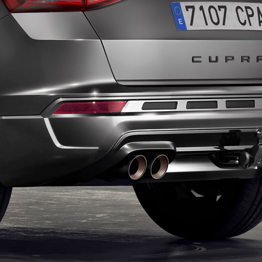 Zadnji del srebrno-sivega avtomobila CUPRA ATECA PA s štirimi izpušnimi cevmi in vlečno kljuko. 