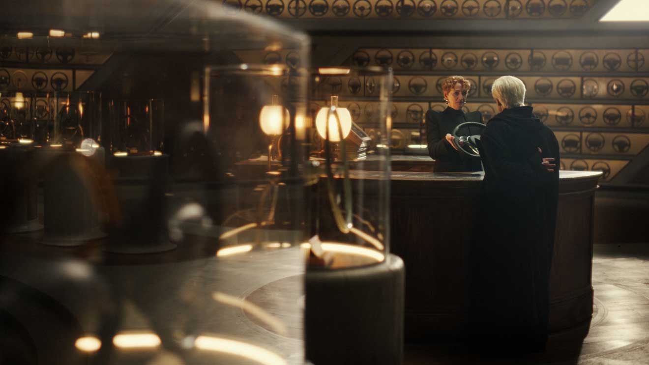 Tom Felton in druga oseba v elegantnem prostoru pregledujeta volan vozila Cupra. Prizor poudarja dizajn, izdelavo in pozornost do detajlov.