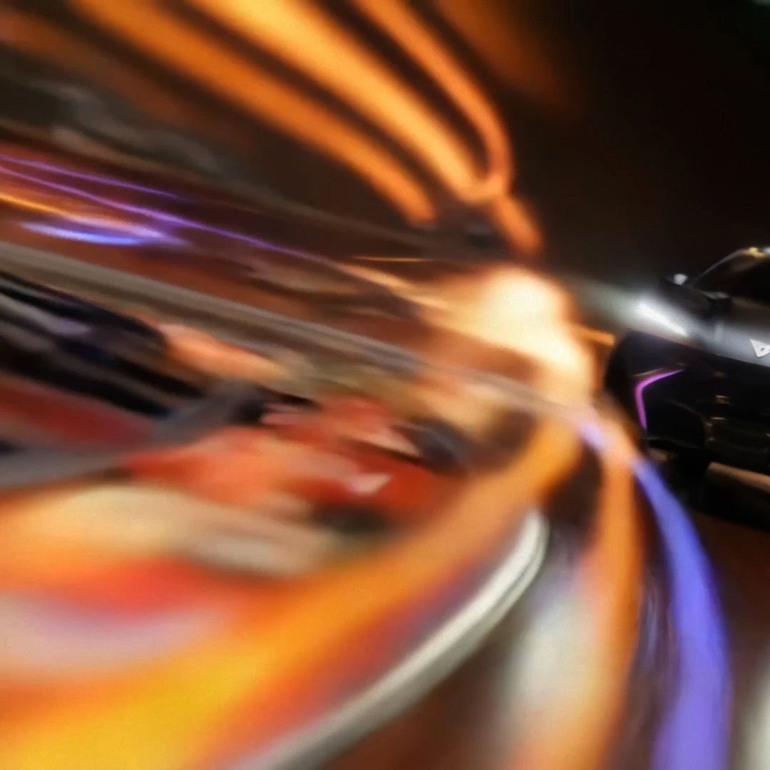 Pogled na vozilo CUPRA Tindaya od zunaj na sprednji del vozila. Okrog so žive barve, ki ustvarjajo svetlobne vzorce. Videti je, da vozilo drvi.